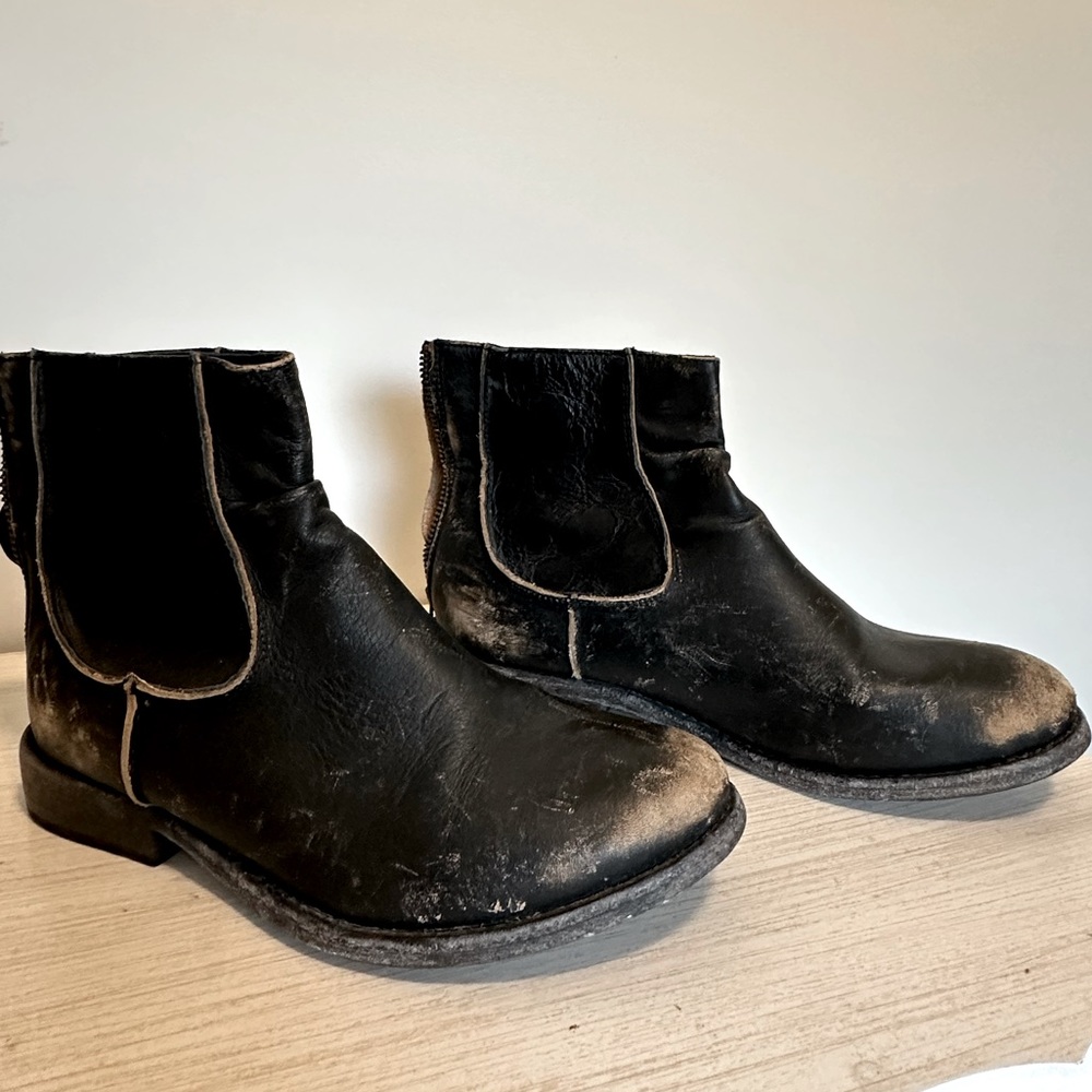 Boutique leather boots size 6